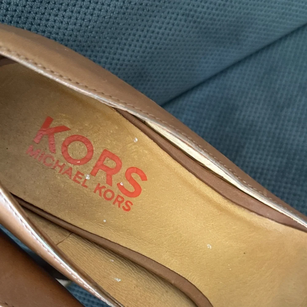 Michael‎ Kors Tan Buckle Peep-Toe Heels Size 9